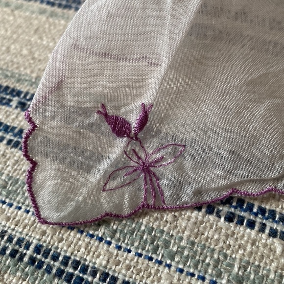 Vintage embroidered handkerchief scalloped edges BRIDGERTON - Picture 6 of 6
